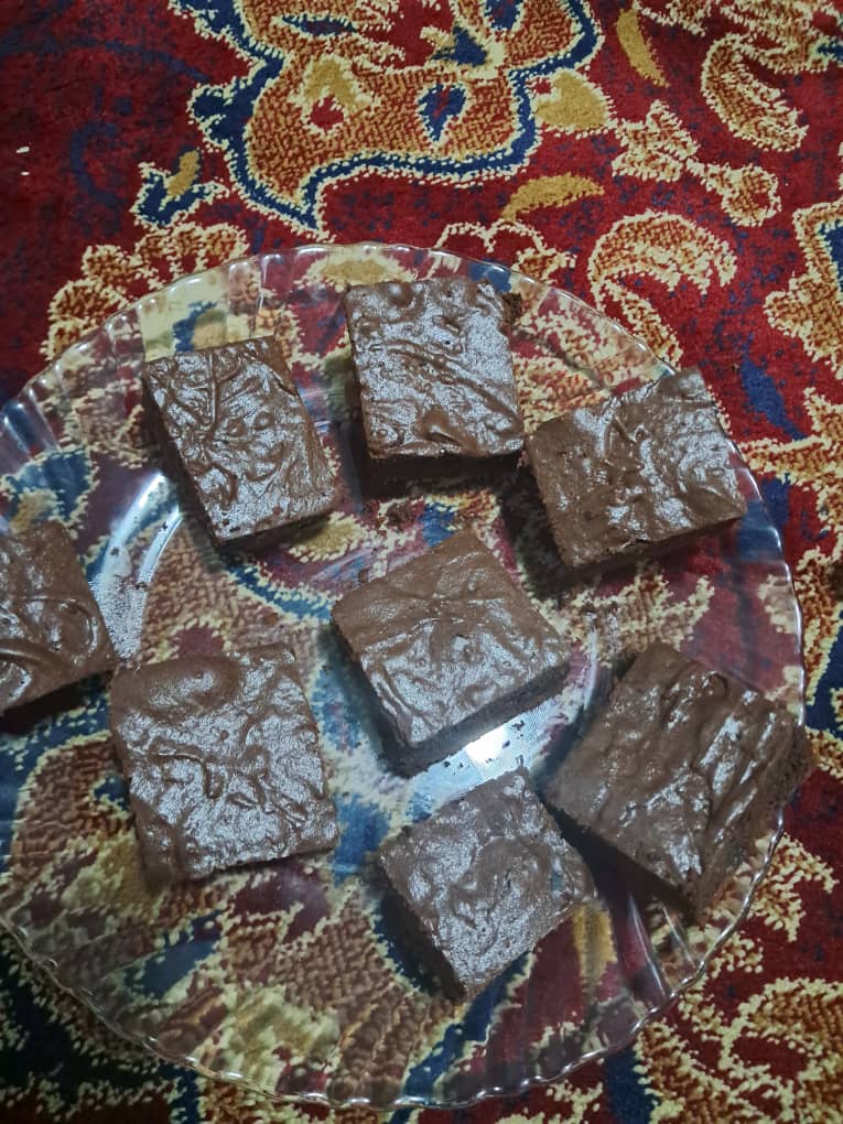 Une assiette de brownies