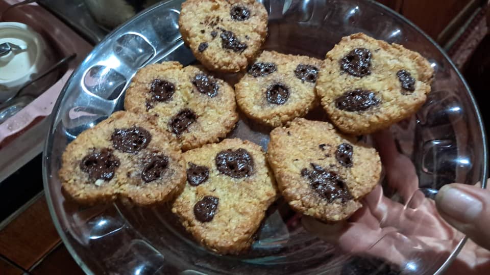 Une assiette de cookies